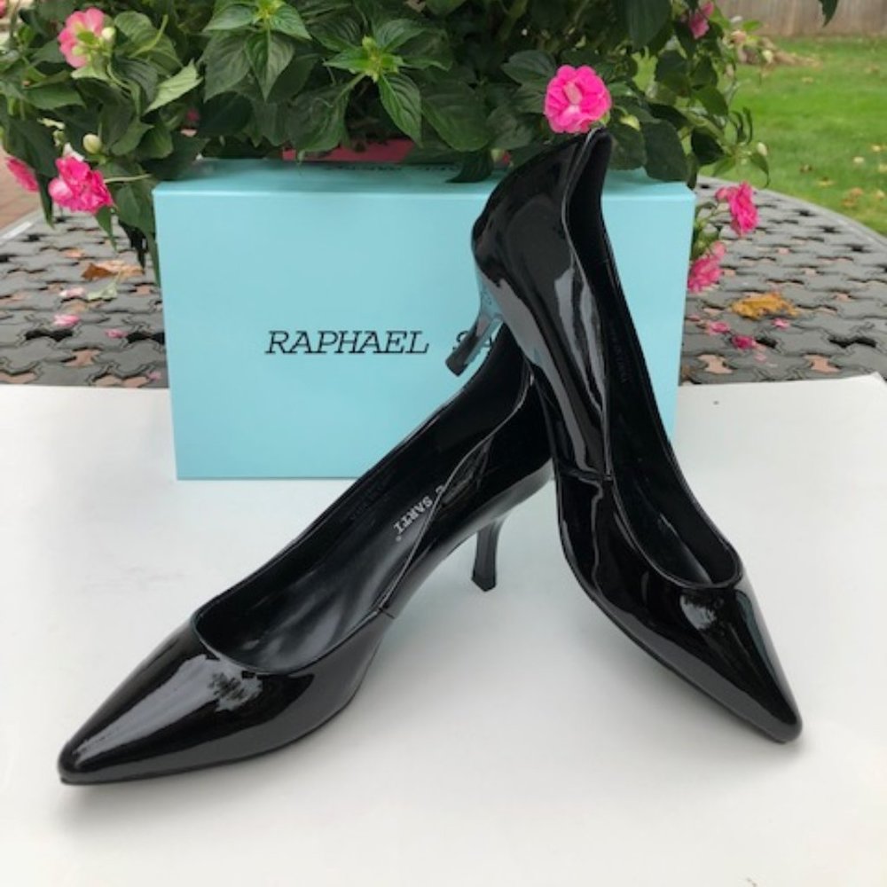 RAPHAEL SARTI, NEW IN BOX, BLACK PATENT LEATHER PUMP, SCULPTURED BACK AND SIDES.